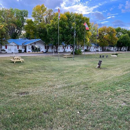 Bluebird Motel Claresholm Exterior photo