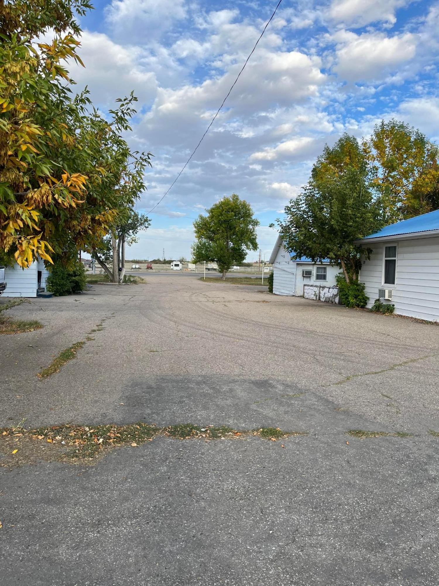 Bluebird Motel Claresholm Exterior photo