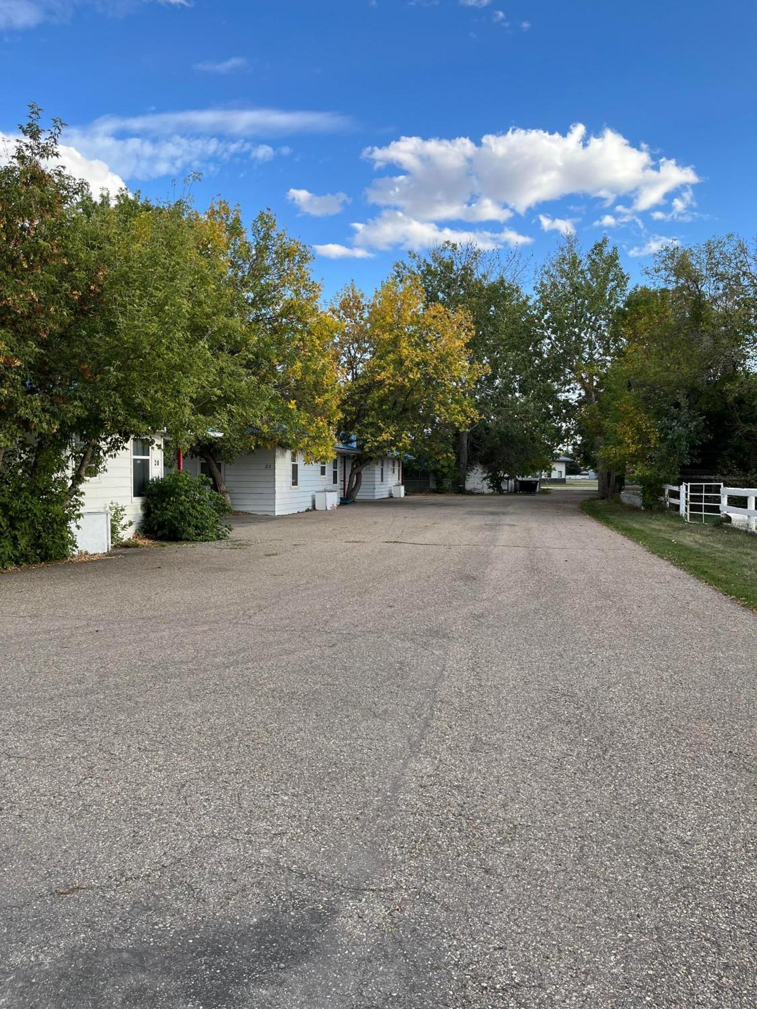 Bluebird Motel Claresholm Exterior photo