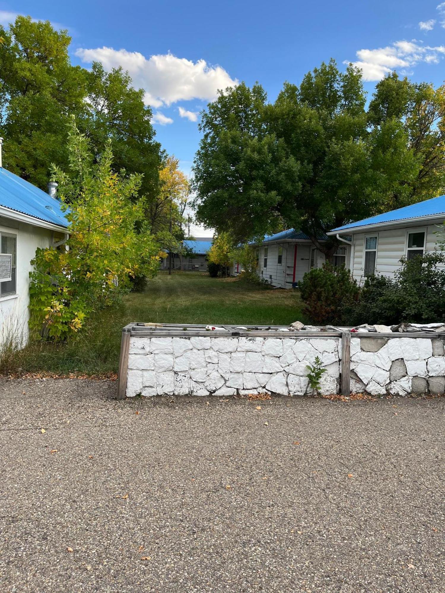 Bluebird Motel Claresholm Exterior photo