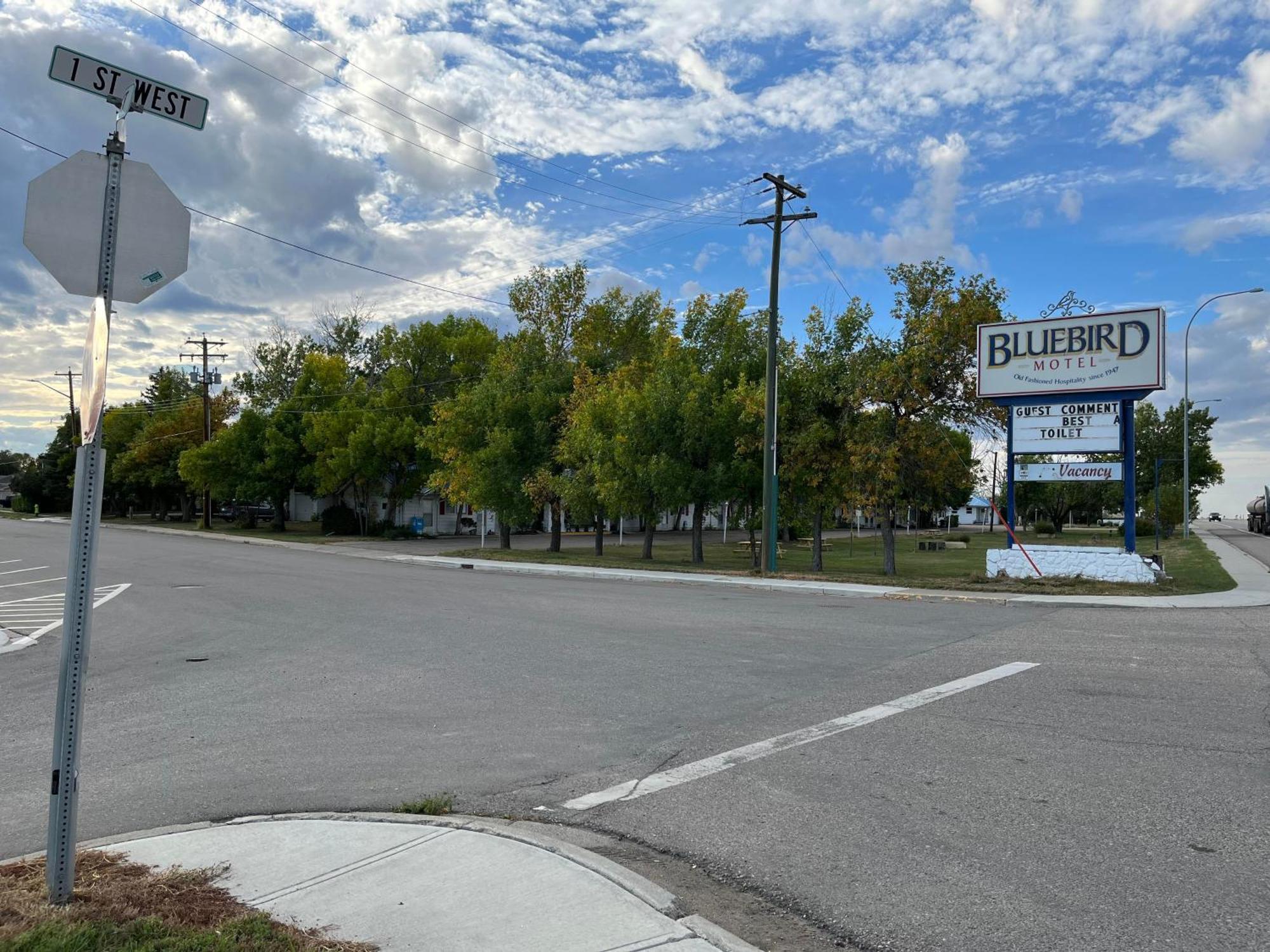 Bluebird Motel Claresholm Exterior photo